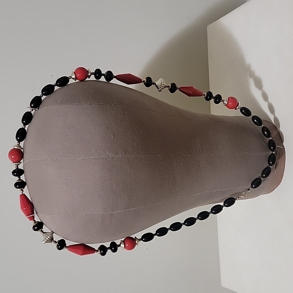Fantastic Vintage Black And Red Bead Necklace
